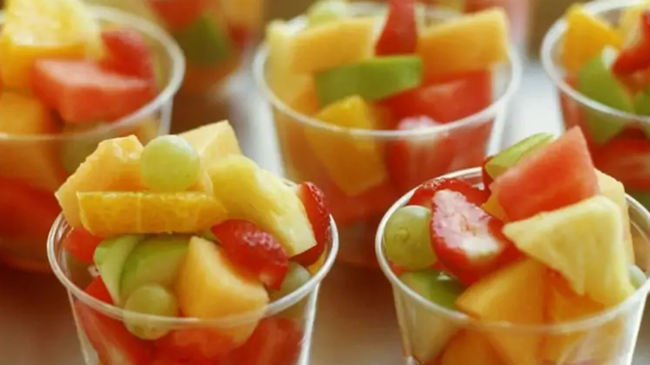 6 Freshly Sliced Fruit Cup 6 Freshly Sliced Fruit Cup - Image 1