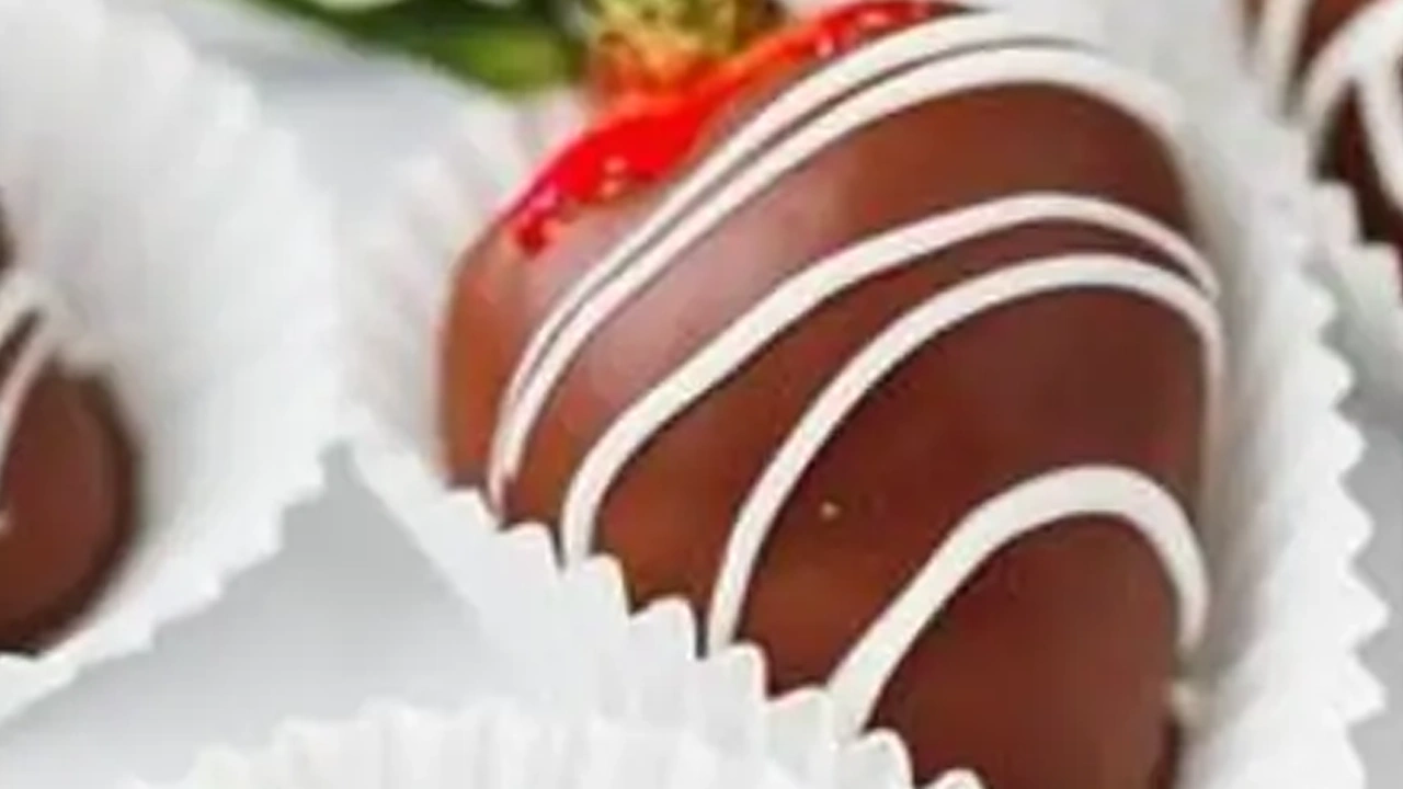 Fresh 12 Fresh Organic Belgian Chocolate Covered Strawberries Box Fresh 12 Fresh Organic Belgian Chocolate Covered Strawberries Box - Image 1