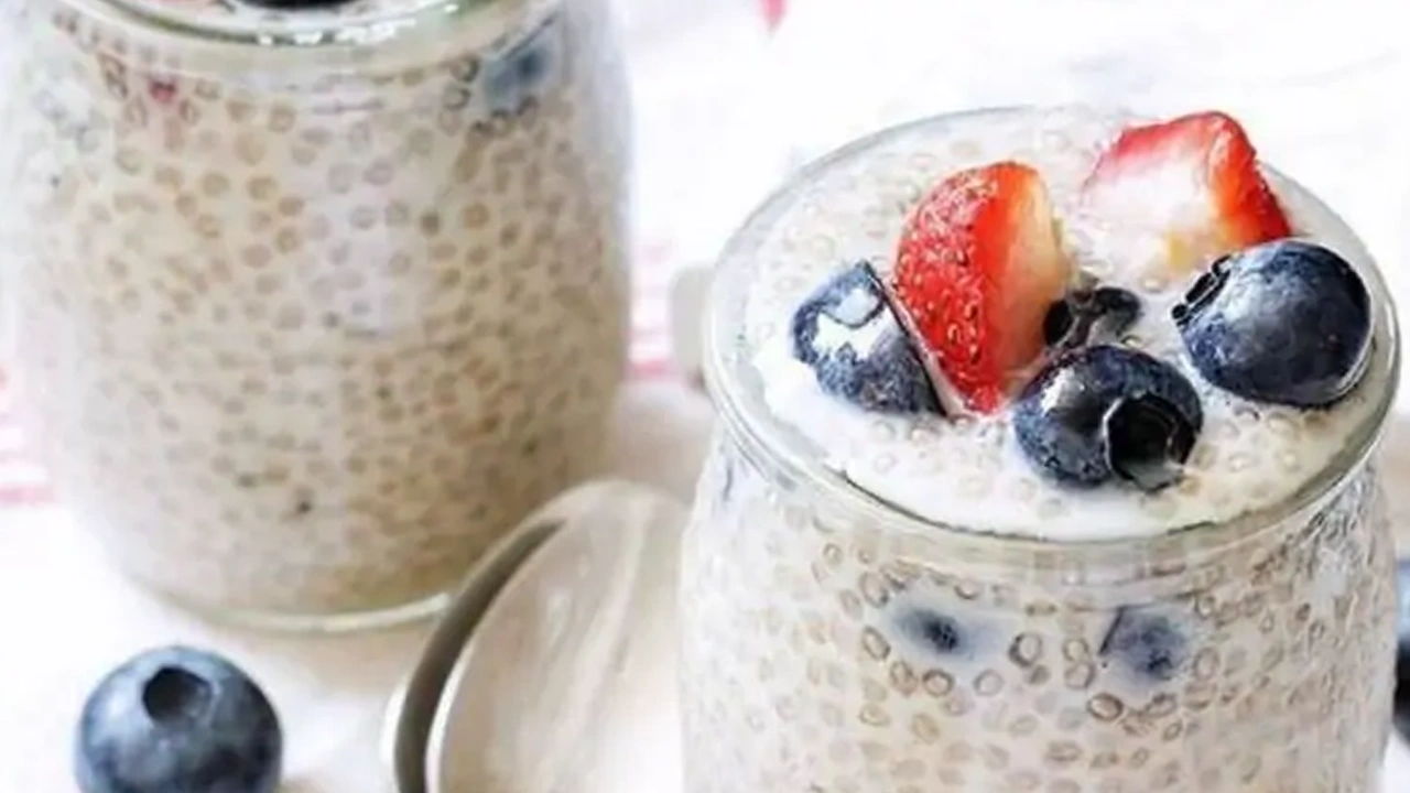 Fresh Chia Pudding X-L Topped with Berries Fresh Chia Pudding X-L Topped with Berries - Image 1