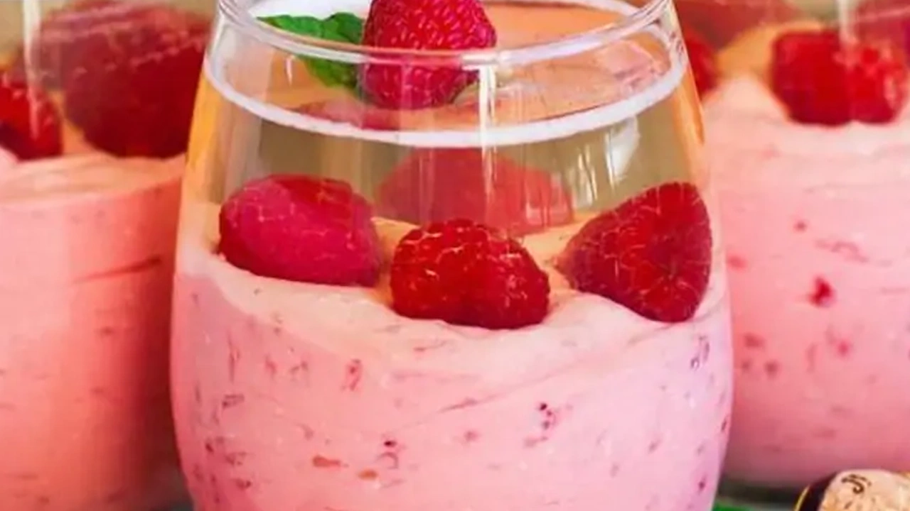 Fresh X-Large Berrylicious Mousse Cups Fresh X-Large Berrylicious Mousse Cups - Image 1